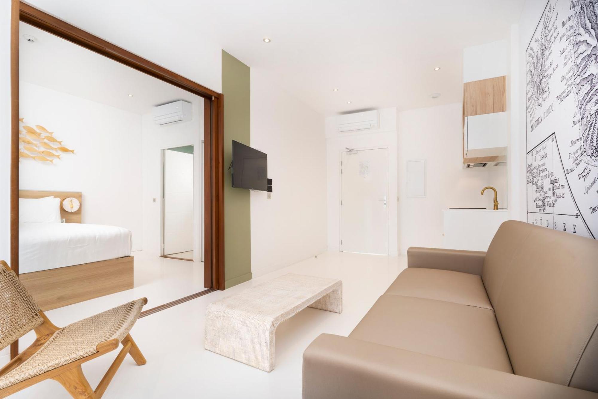 Cook'S Bay Hotel & Suites Paopao Exterior photo